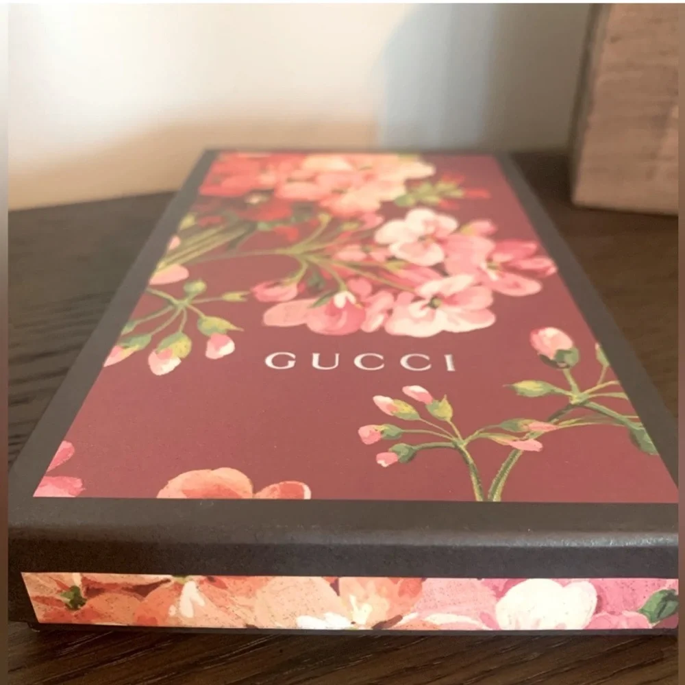 GUCCI Gift set. Gucci Leather Key Case & Gucci Floral Bloom Gift Box